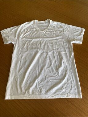 Men's Lululemon White V-Neck Performance Shirt L